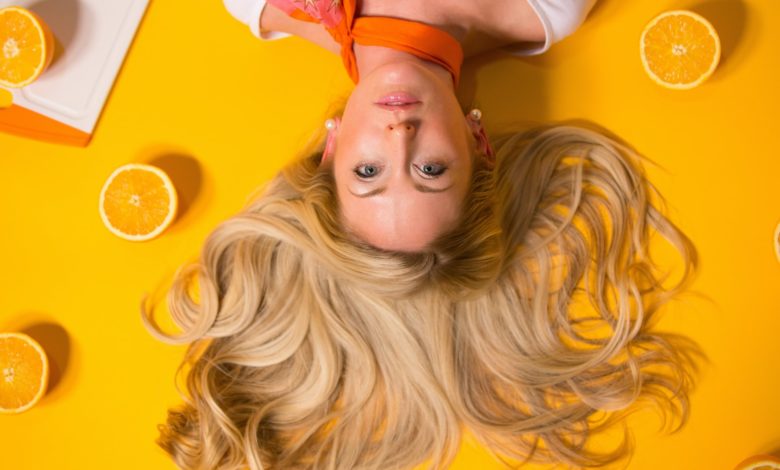 blondynka-i-pomarancze