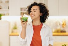 kobieta-pije-zielony-koktajl