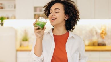 kobieta-pije-zielony-koktajl