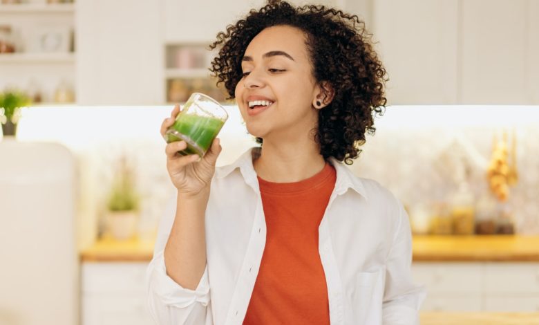 kobieta-pije-zielony-koktajl
